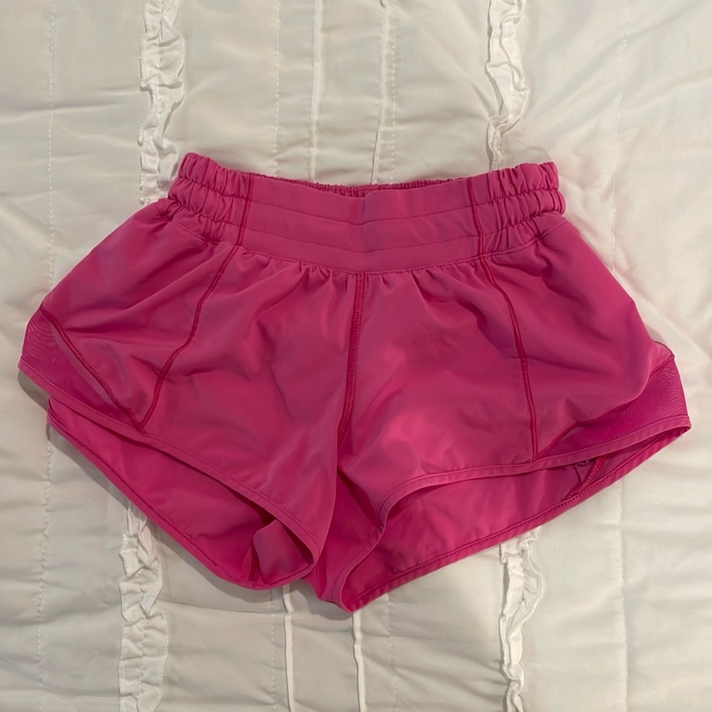 lululemon hotty hots low rise 2.5” shorts